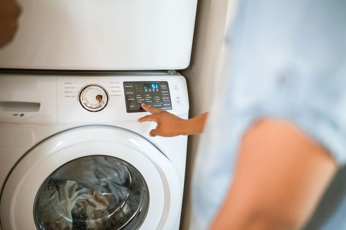 Lave-linge moderne en mode programme éco basse température